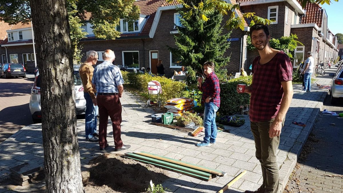 Buurtinitiatieven maken straat groen tijdens Burendag