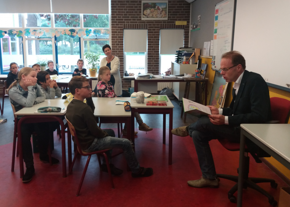 Ruim 200 voorlezers uit Overijssel lezen voor uit de Wereld van Voedsel aan basisschoolleerlingen
