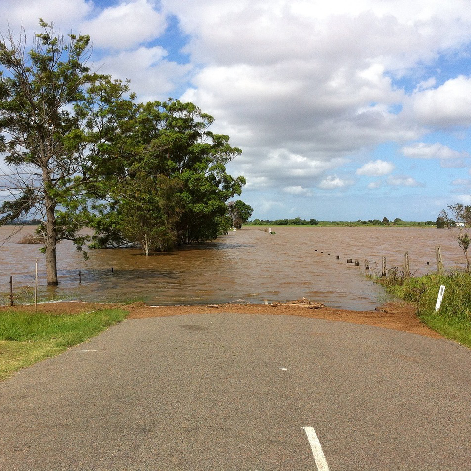 Overstroming in Nederland met weg onder water