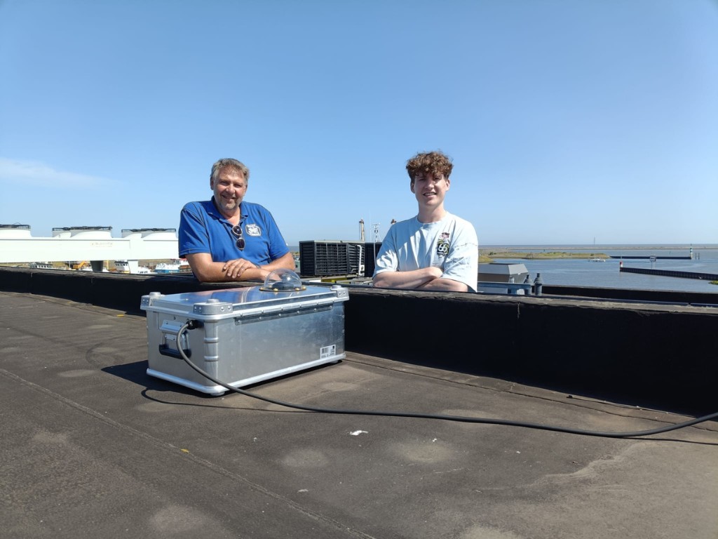 Eerste all-skycamera voor onderzoek naar lichtvervuiling geplaatst in haven van Den Oever